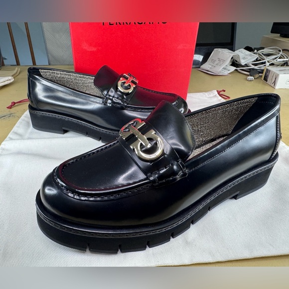 FERAGAMO Ofelia Lug Black Leather Loafers - Picture 3 of 14